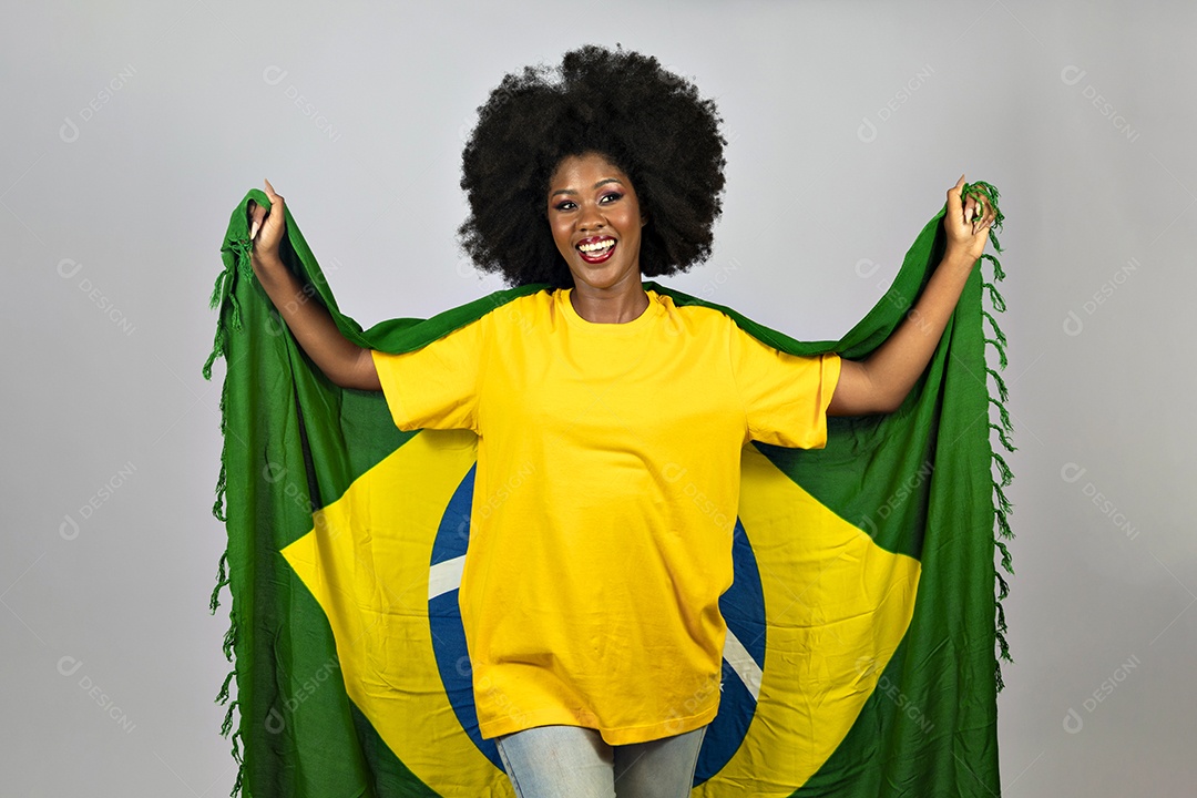 Linda mulher jovem afro morena brasileira segurando a bandeira do brasil sobre fundo isolado