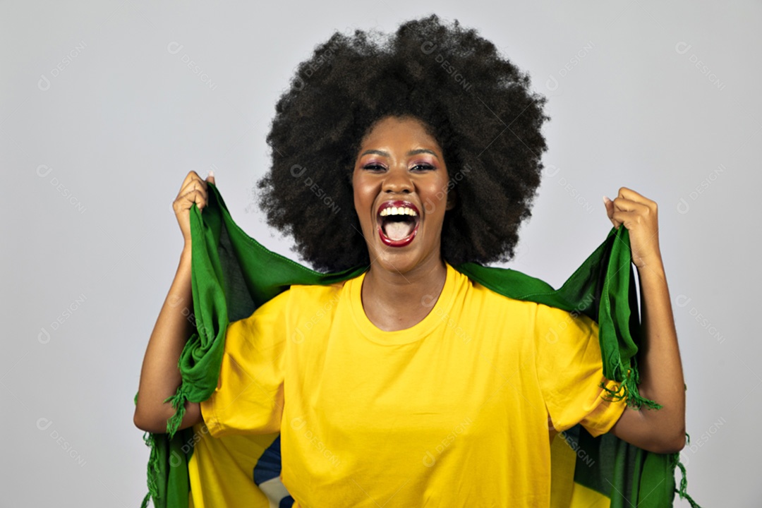 Linda mulher jovem afro morena brasileira segurando a bandeira do brasil sobre fundo isolado
