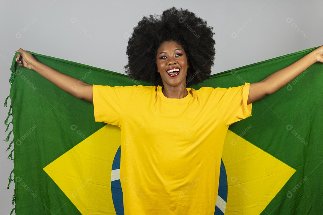 Linda mulher jovem afro morena brasileira segurando a bandeira do brasil sobre fundo isolado