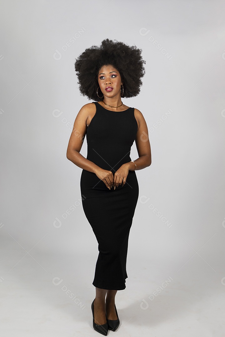 Linda mulher jovem afro morena sobre fundo isolado