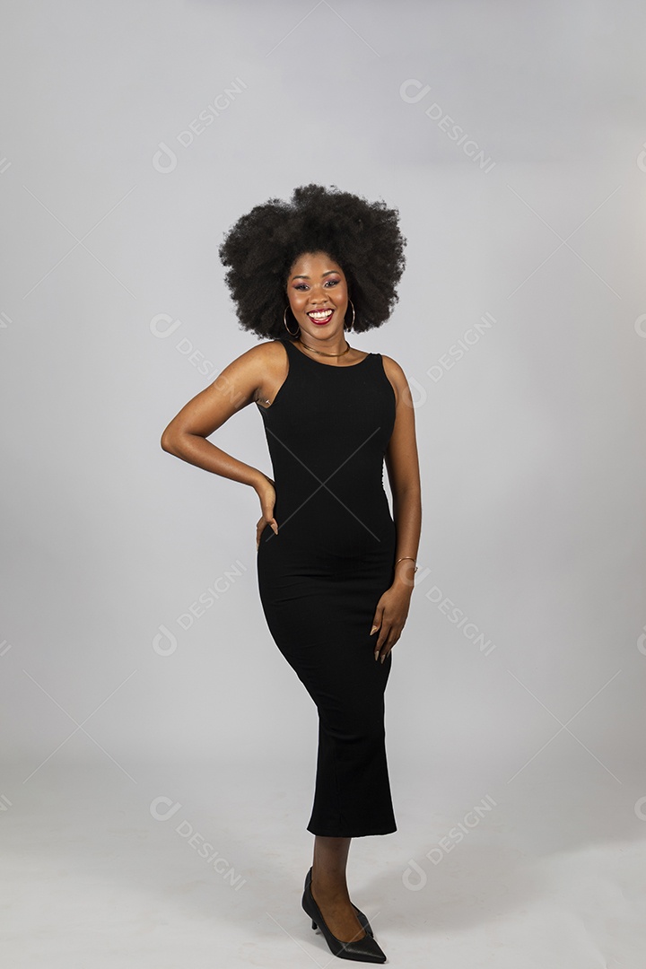 Linda mulher jovem afro morena sobre fundo isolado
