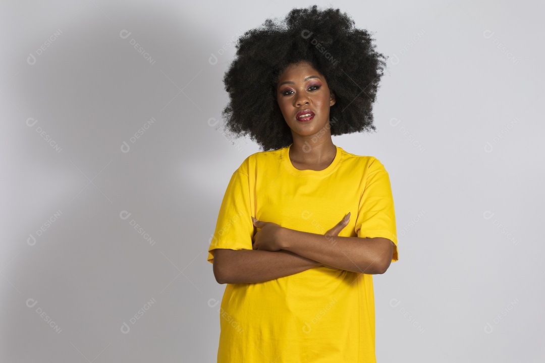 Linda mulher jovem afro morena sobre fundo isolado