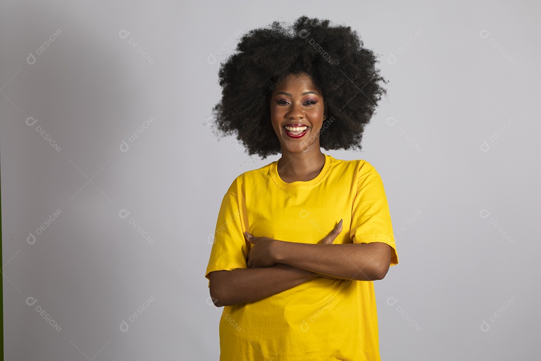 Linda mulher jovem afro morena brasileira sobre fundo isolado