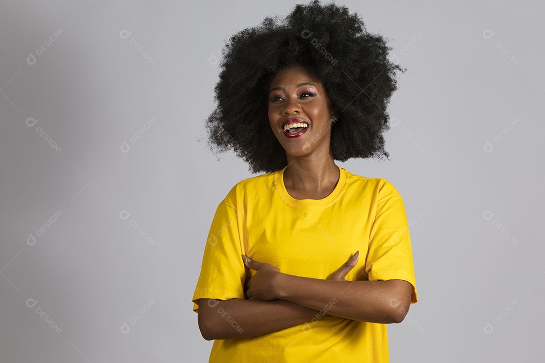 Linda mulher jovem afro morena sobre fundo isolado