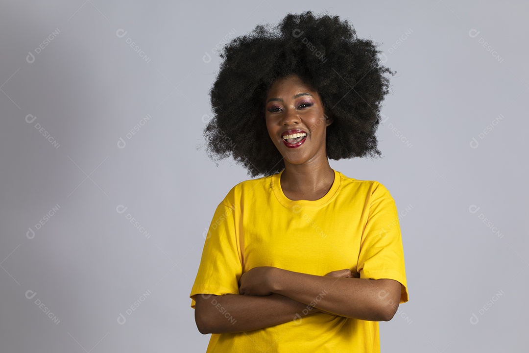 Linda mulher jovem afro morena sobre fundo isolado