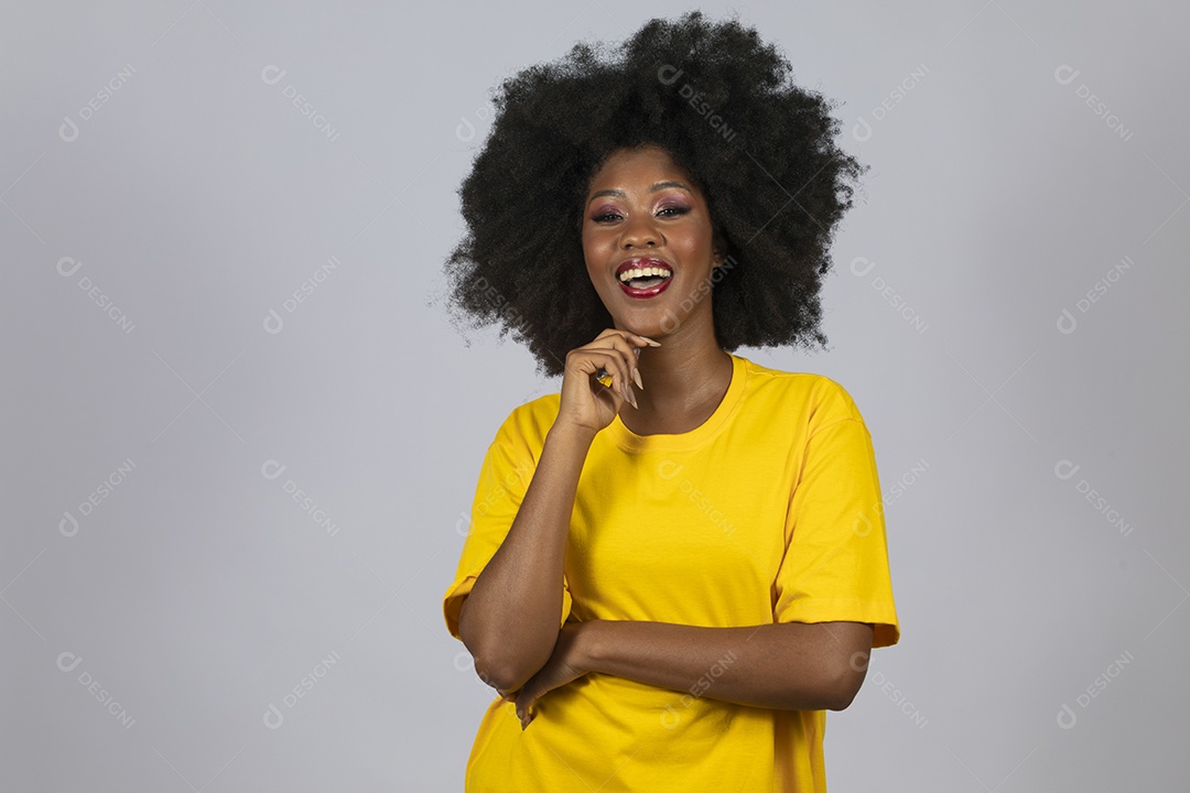 Linda mulher jovem afro morena sobre fundo isolado