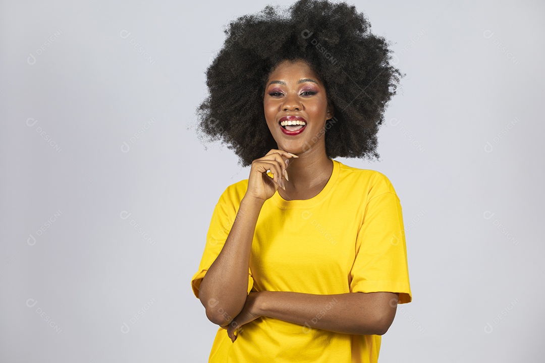 Linda mulher jovem afro morena sobre fundo isolado