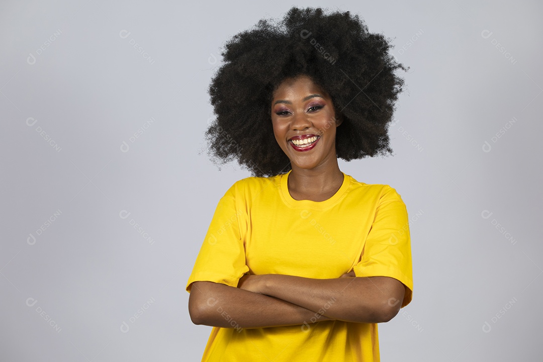 Linda mulher jovem afro morena sobre fundo isolado