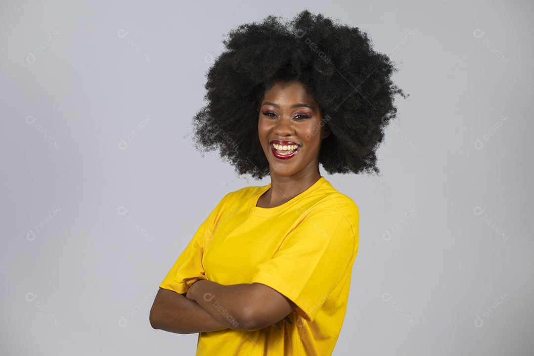Linda mulher jovem afro morena sobre fundo isolado