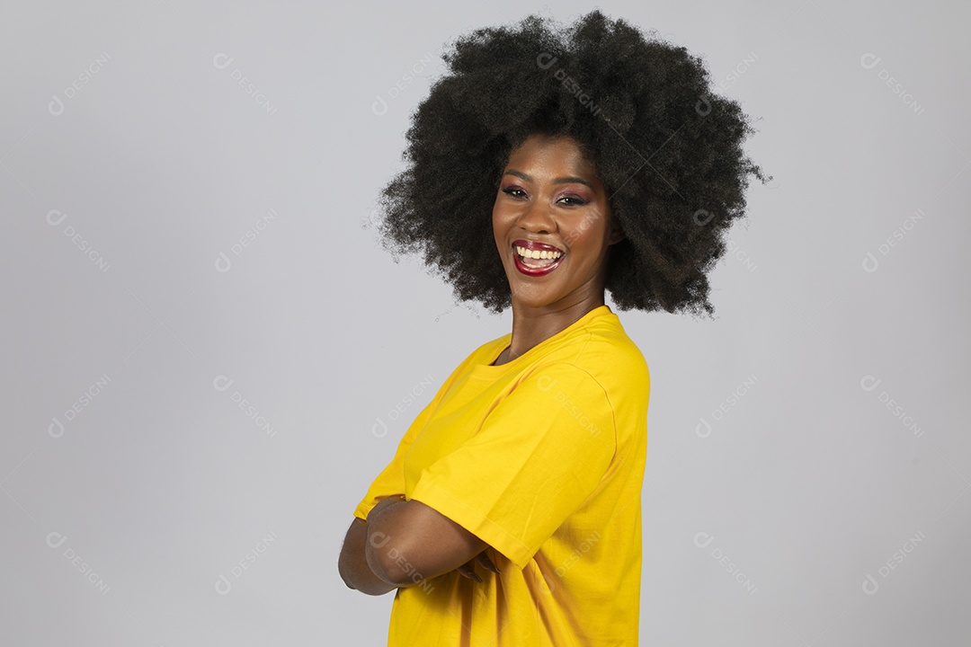 Linda mulher jovem afro morena sobre fundo isolado