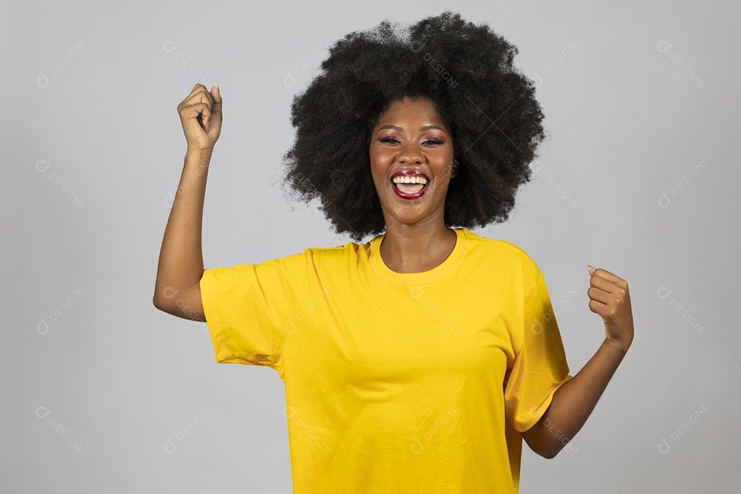 Linda mulher jovem afro morena sobre fundo isolado