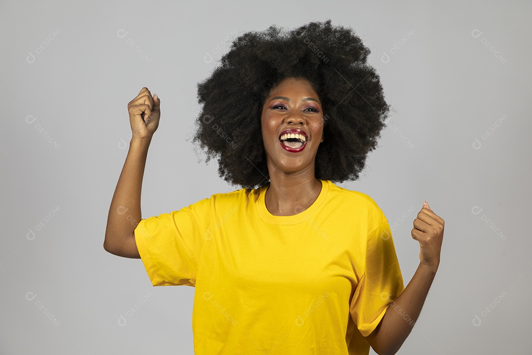 Linda mulher jovem afro morena sobre fundo isolado