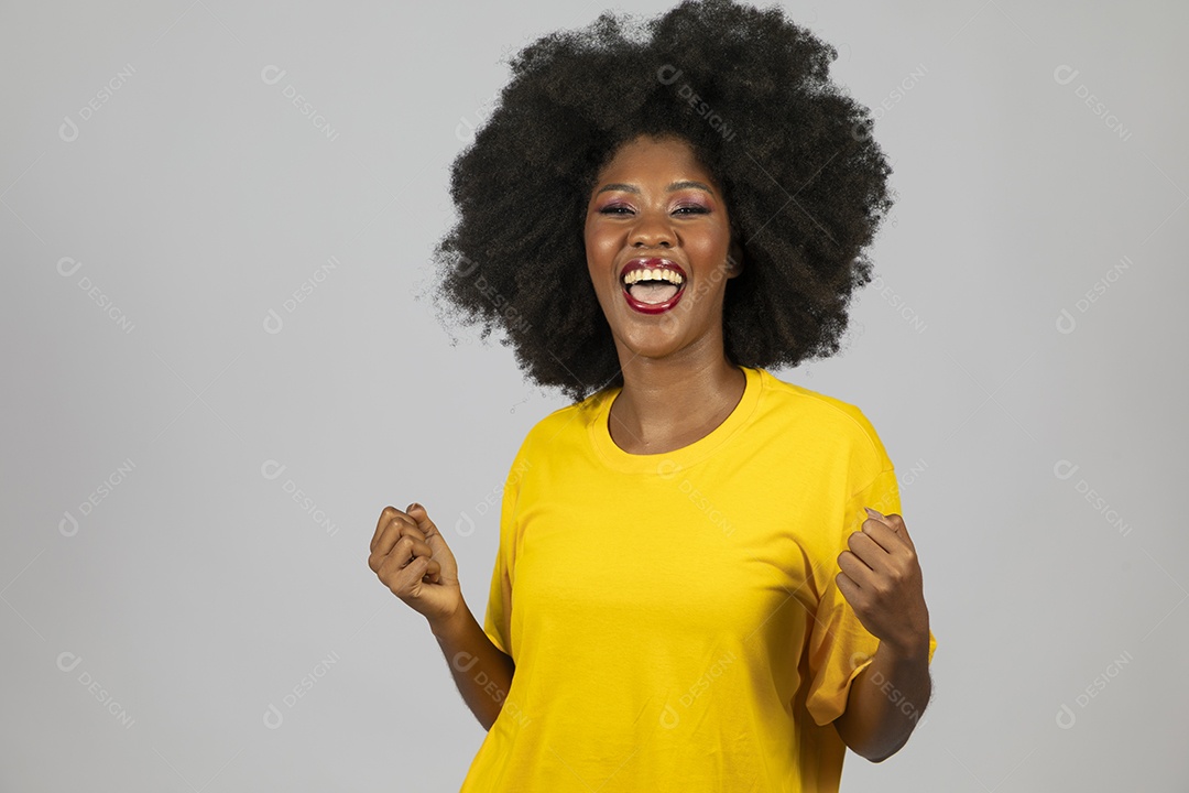 Linda mulher jovem afro morena sobre fundo isolado