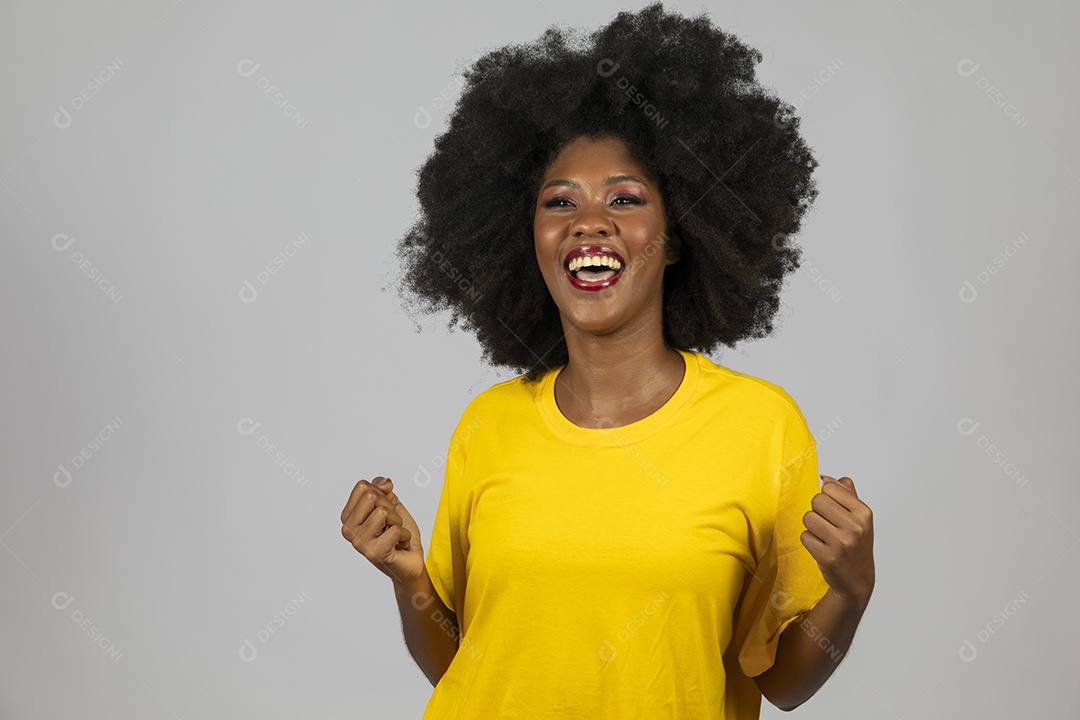 Linda mulher jovem afro morena sobre fundo isolado