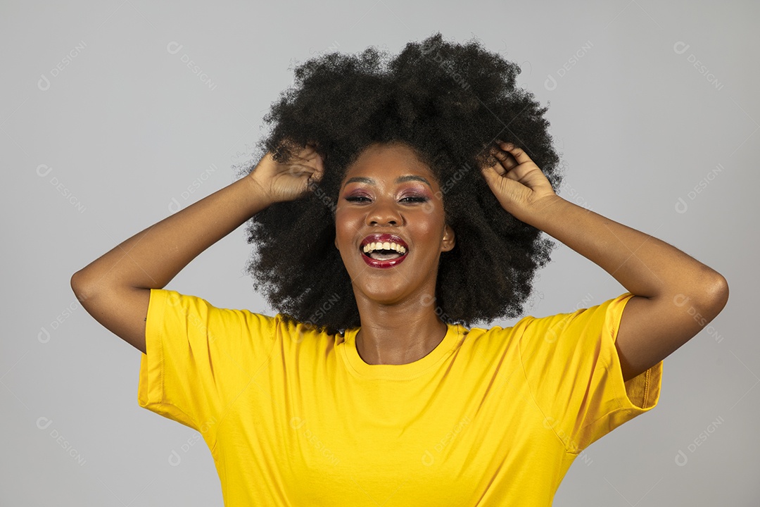 Linda mulher jovem afro morena sobre fundo isolado