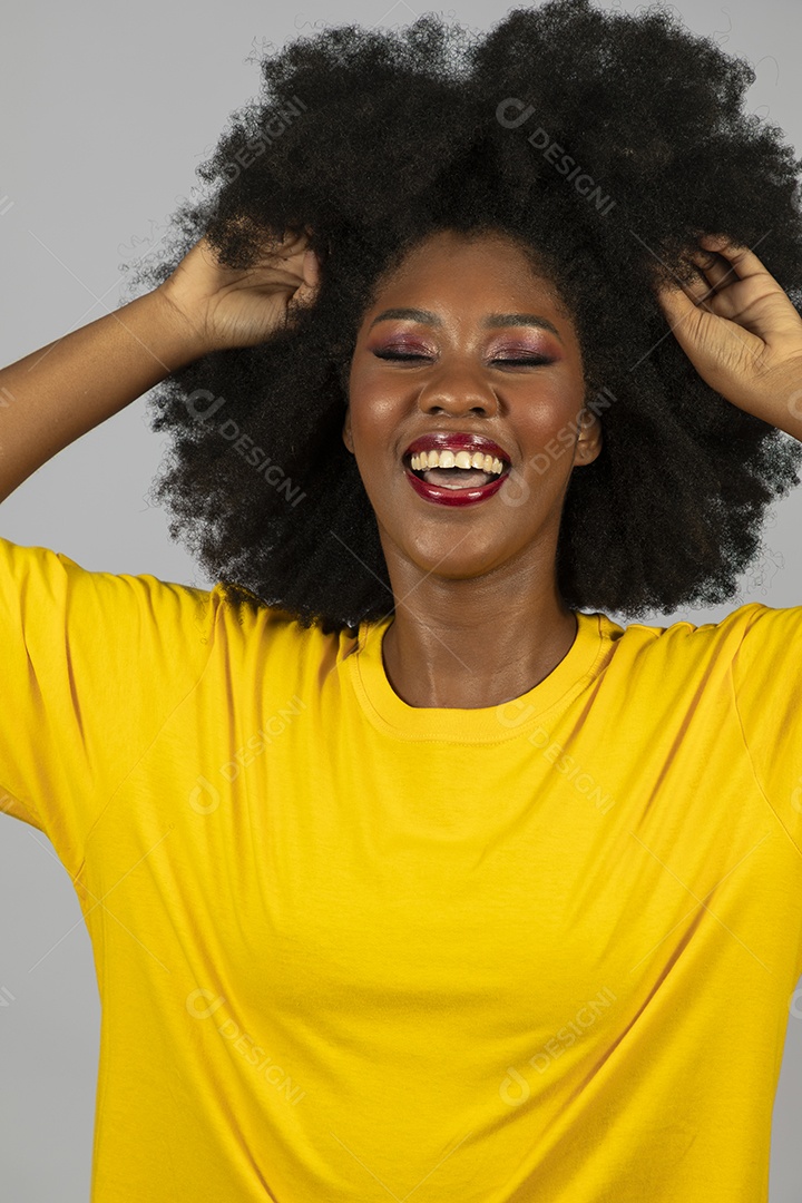 Linda mulher jovem afro morena sobre fundo isolado