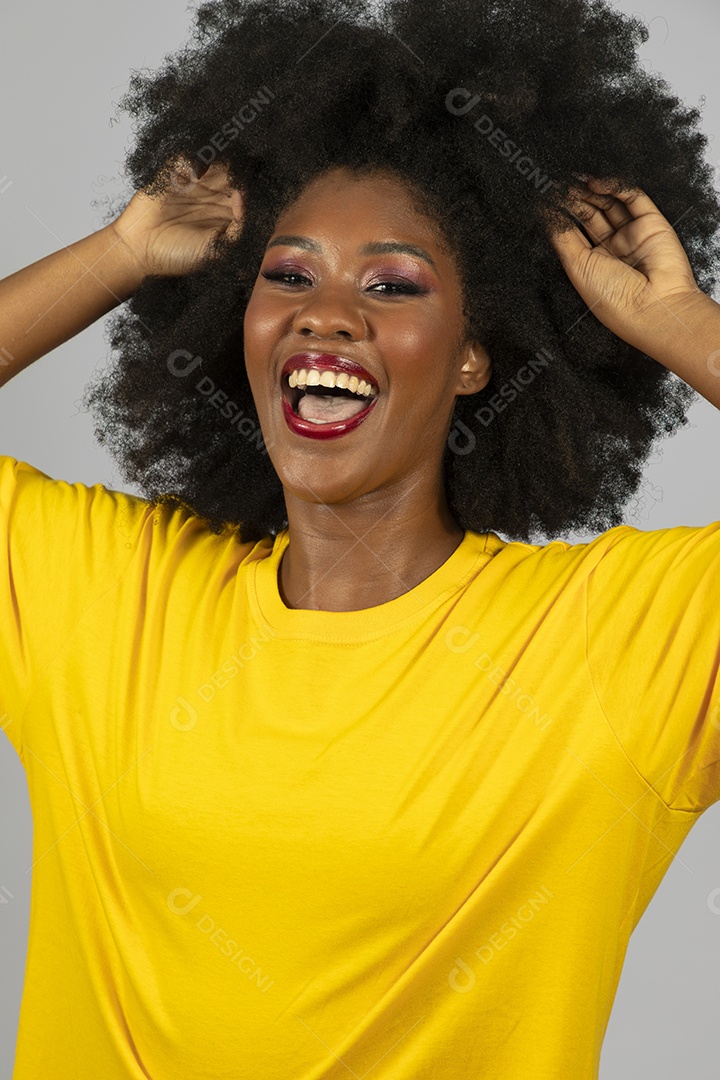 Linda mulher jovem afro morena sobre fundo isolado