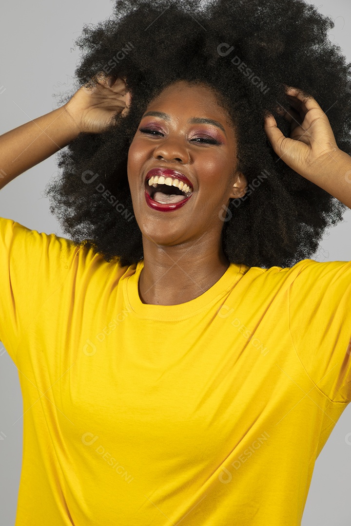 Linda mulher jovem afro morena sobre fundo isolado