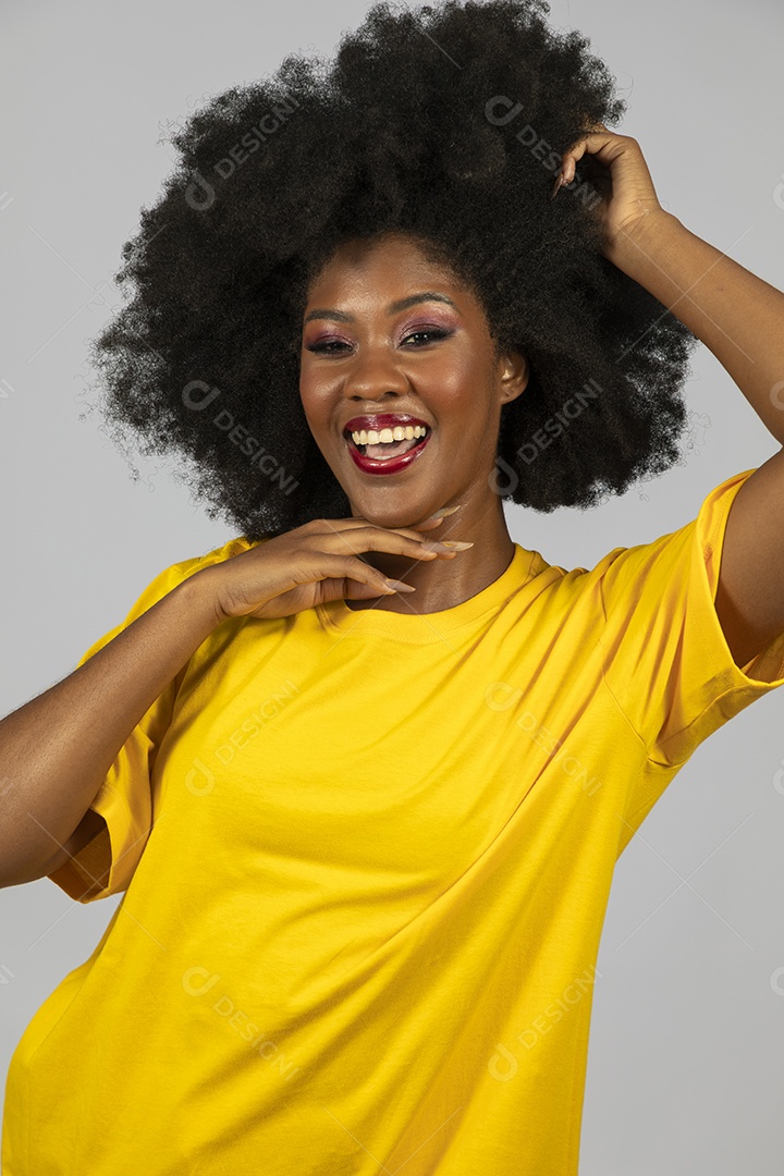 Linda mulher jovem afro morena sobre fundo isolado