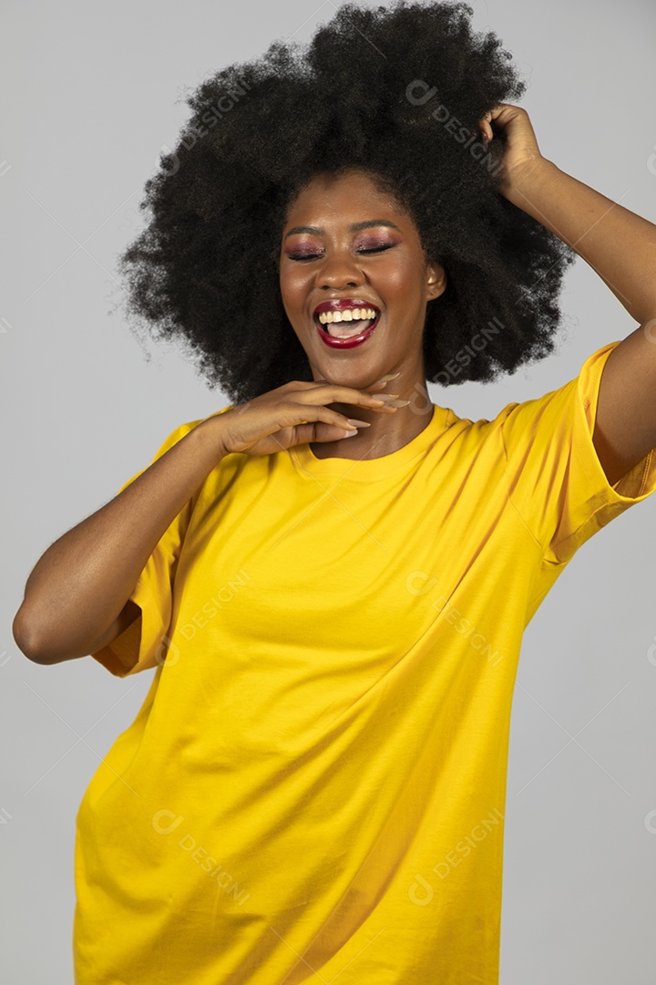 Linda mulher jovem afro morena sobre fundo isolado