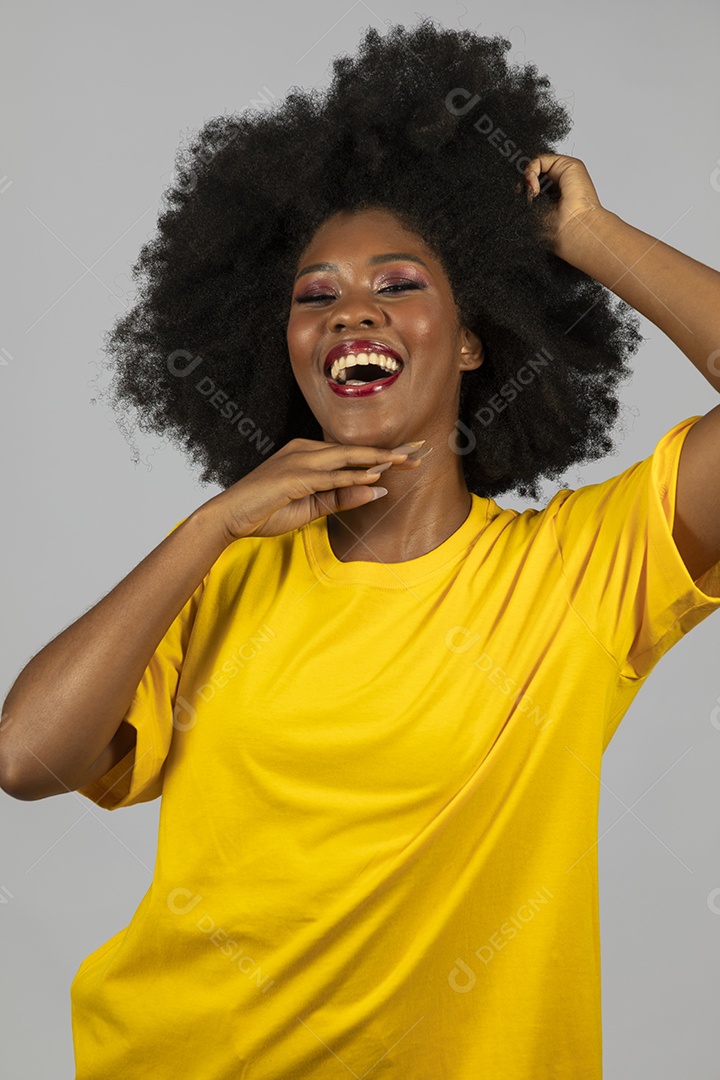 Linda mulher jovem afro morena sobre fundo isolado