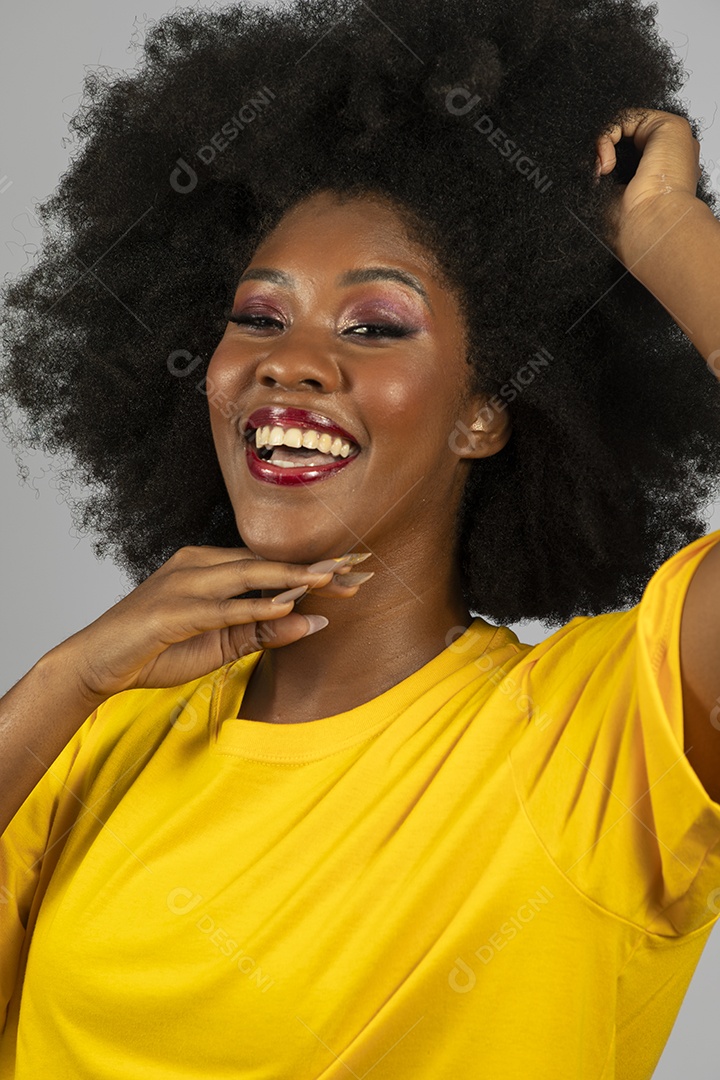 Linda mulher jovem afro morena sobre fundo isolado