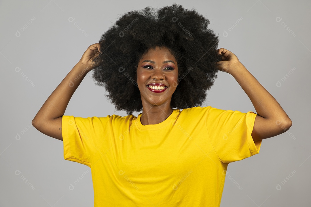 Linda mulher jovem afro morena sobre fundo isolado