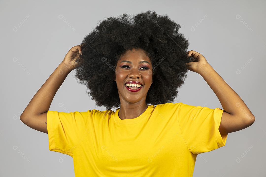 Linda mulher jovem afro morena sobre fundo isolado