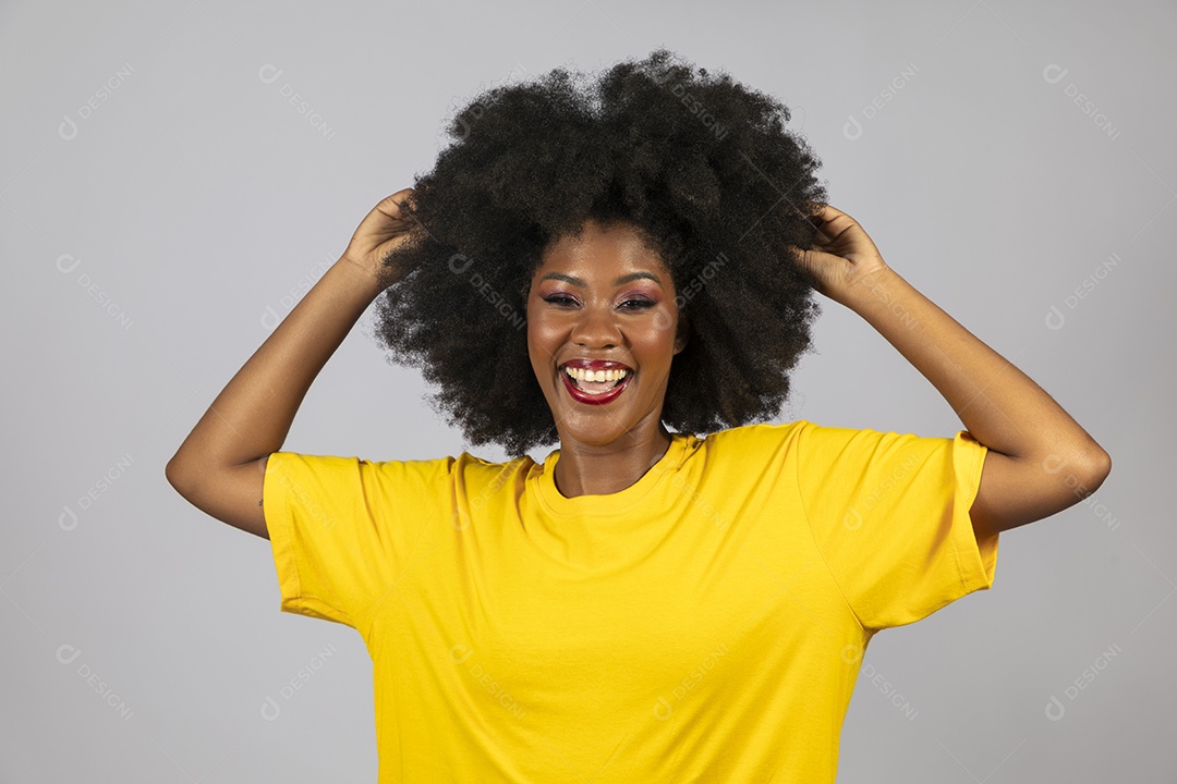 Linda mulher jovem afro morena sobre fundo isolado