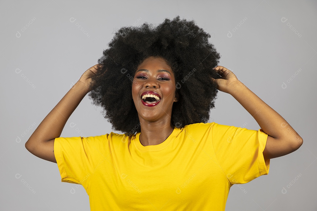 Linda mulher jovem afro morena sobre fundo isolado