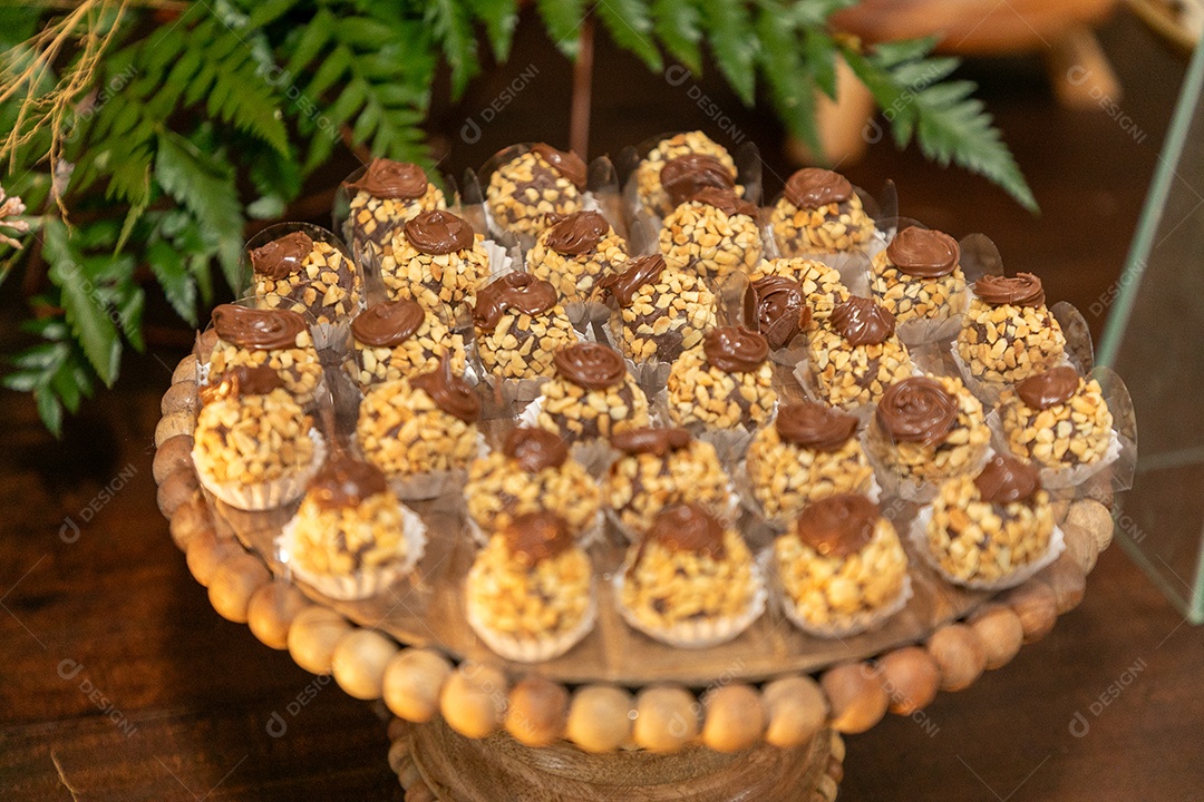 Banquete saboroso em uma mesa de madeira em uma festa