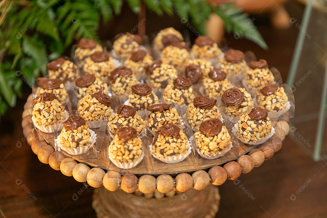 Banquete saboroso em uma mesa de madeira em uma festa