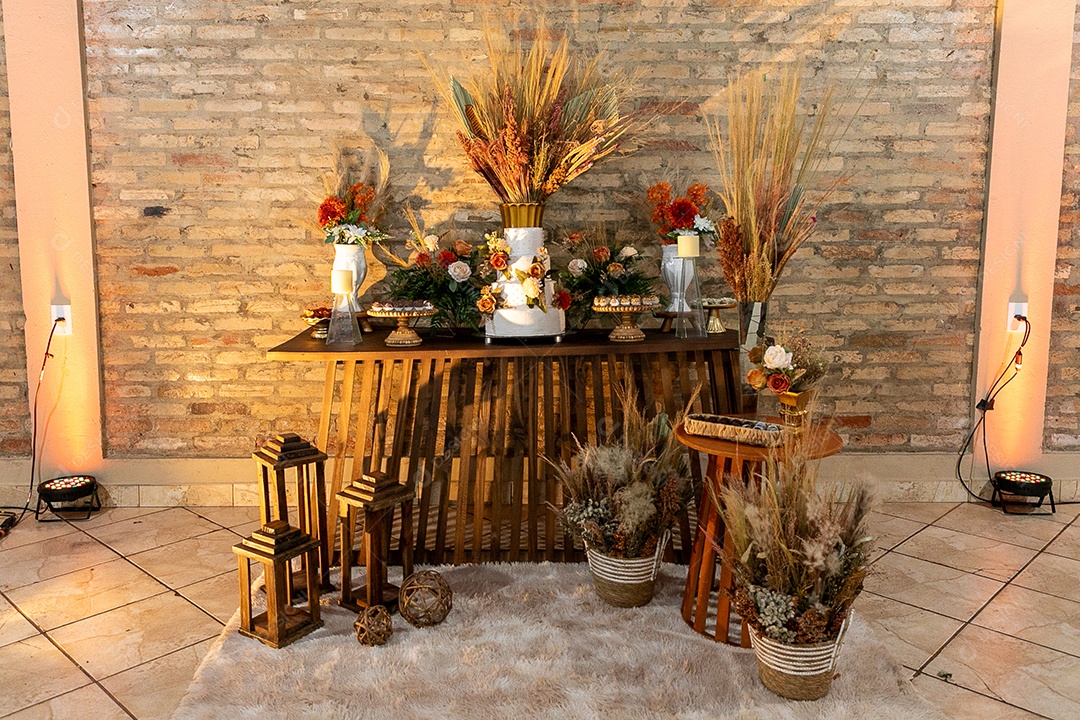 Banquete saboroso em uma mesa de madeira em uma festa
