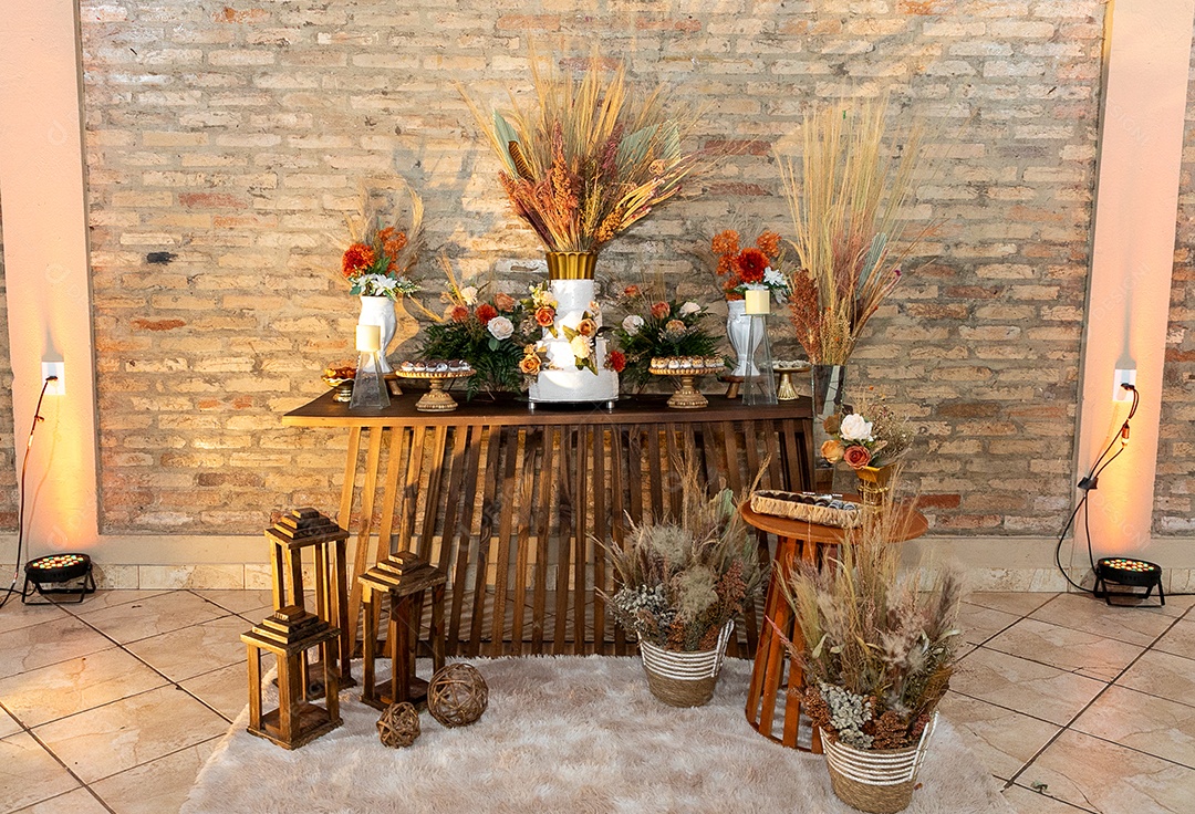 Banquete saboroso em uma mesa de madeira em uma festa