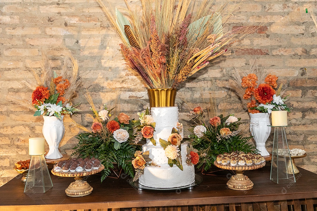 Banquete saboroso em uma mesa de madeira em uma festa