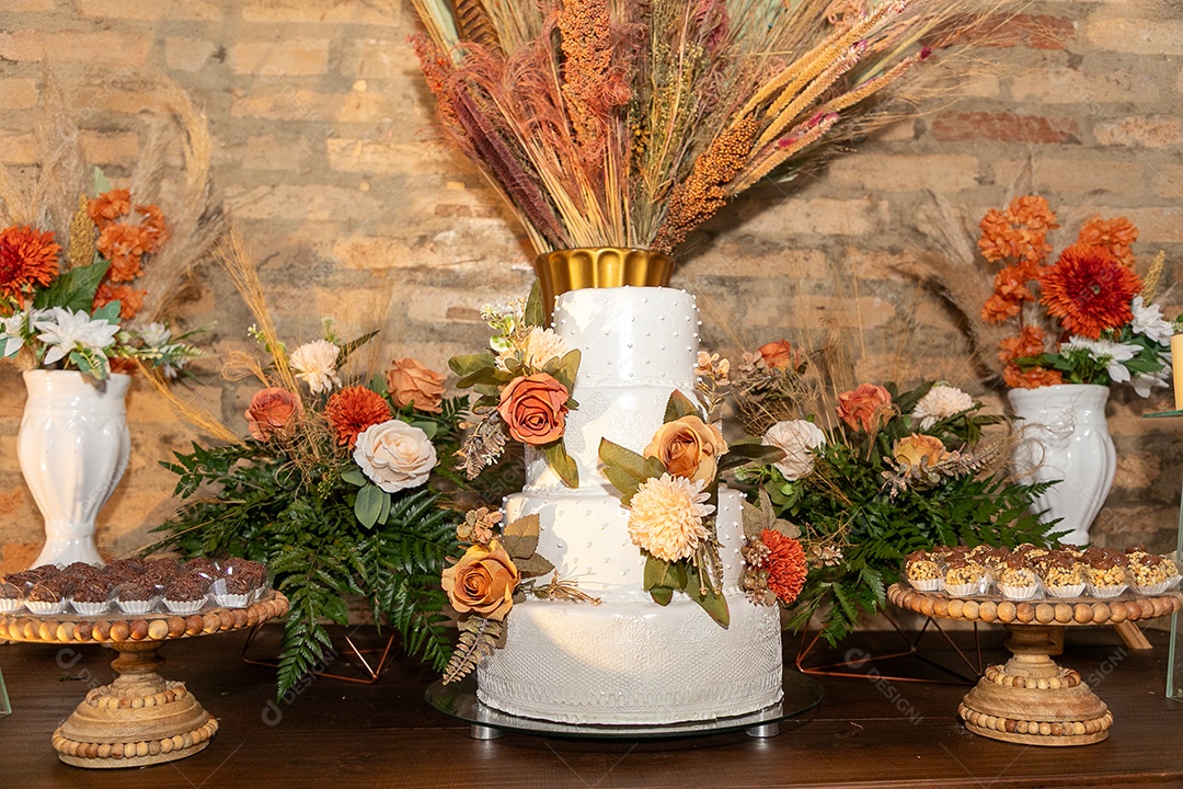 Banquete saboroso em uma mesa de madeira em uma festa