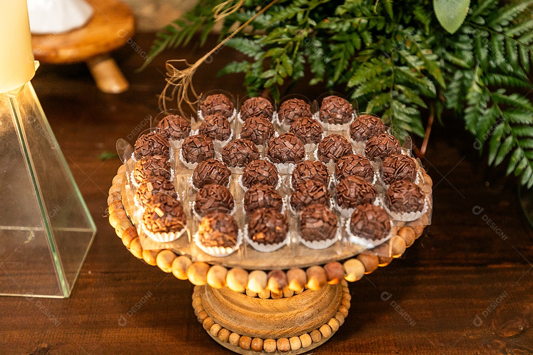 Banquete saboroso em uma mesa de madeira em uma festa