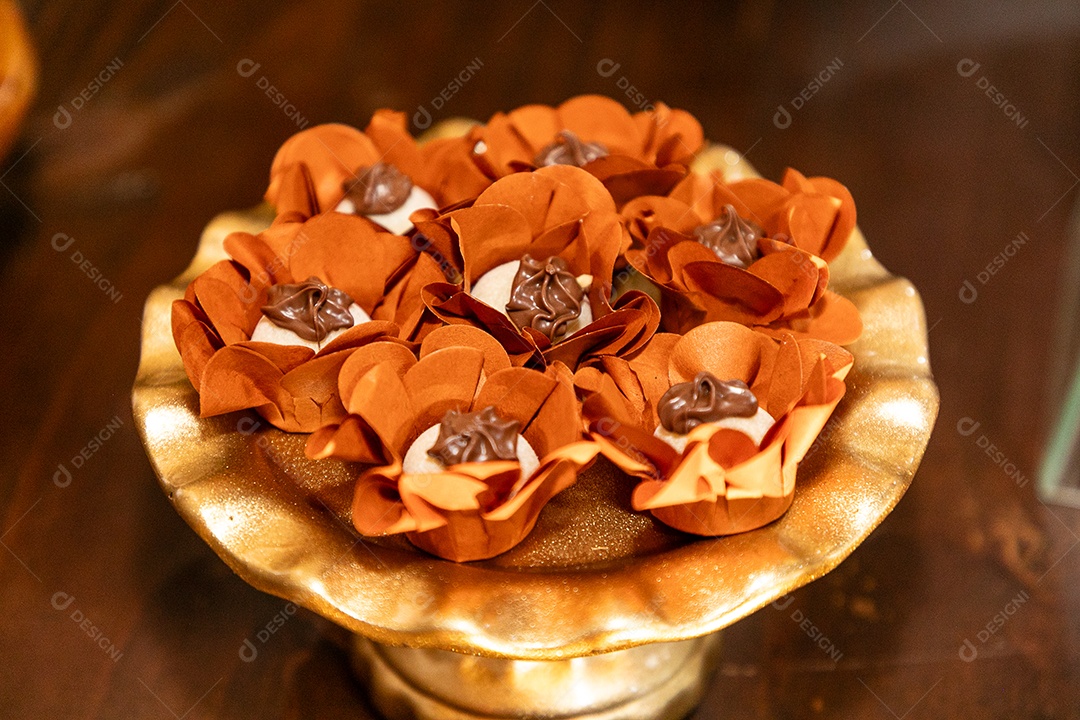 Banquete saboroso em uma mesa de madeira em uma festa