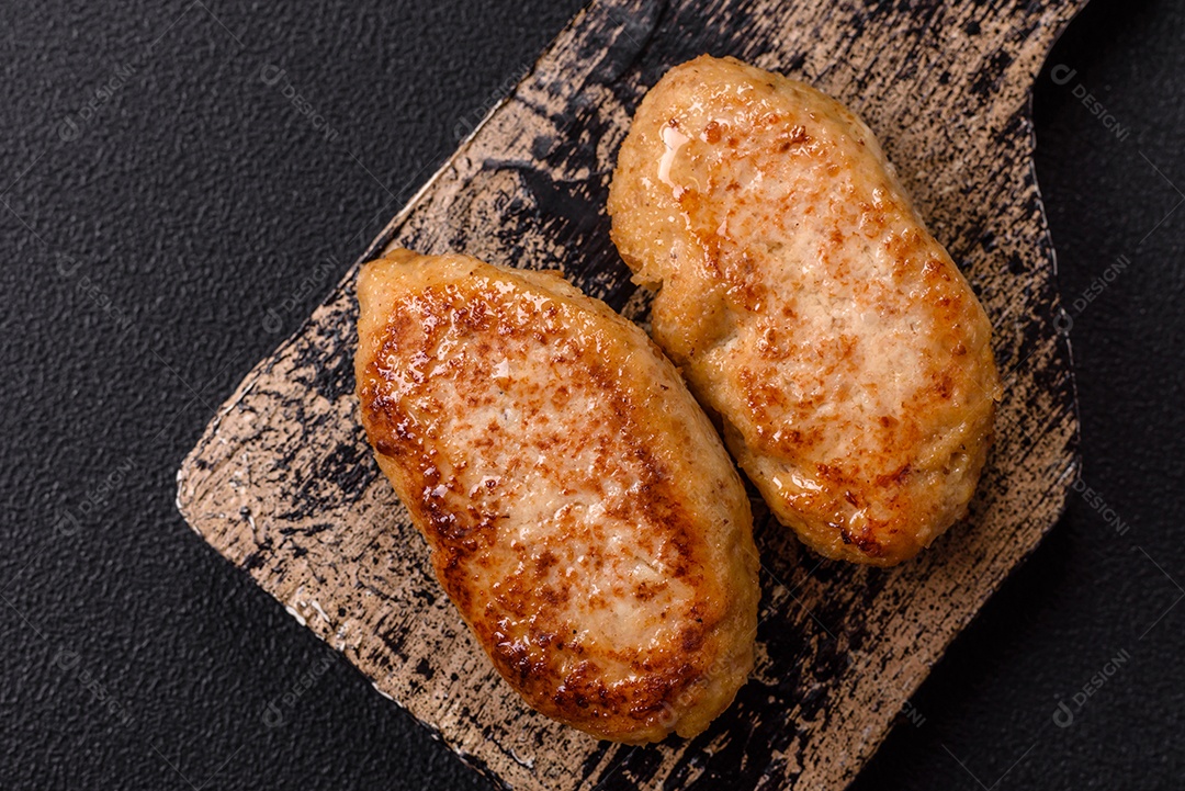 A imagem mostra dois pedaços de Frango à Kiev, um prato tradicional das culinárias russa e ucraniana.