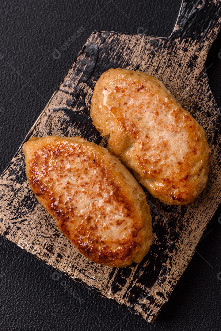 A imagem mostra dois pedaços de Frango à Kiev, um prato tradicional das culinárias russa e ucraniana.