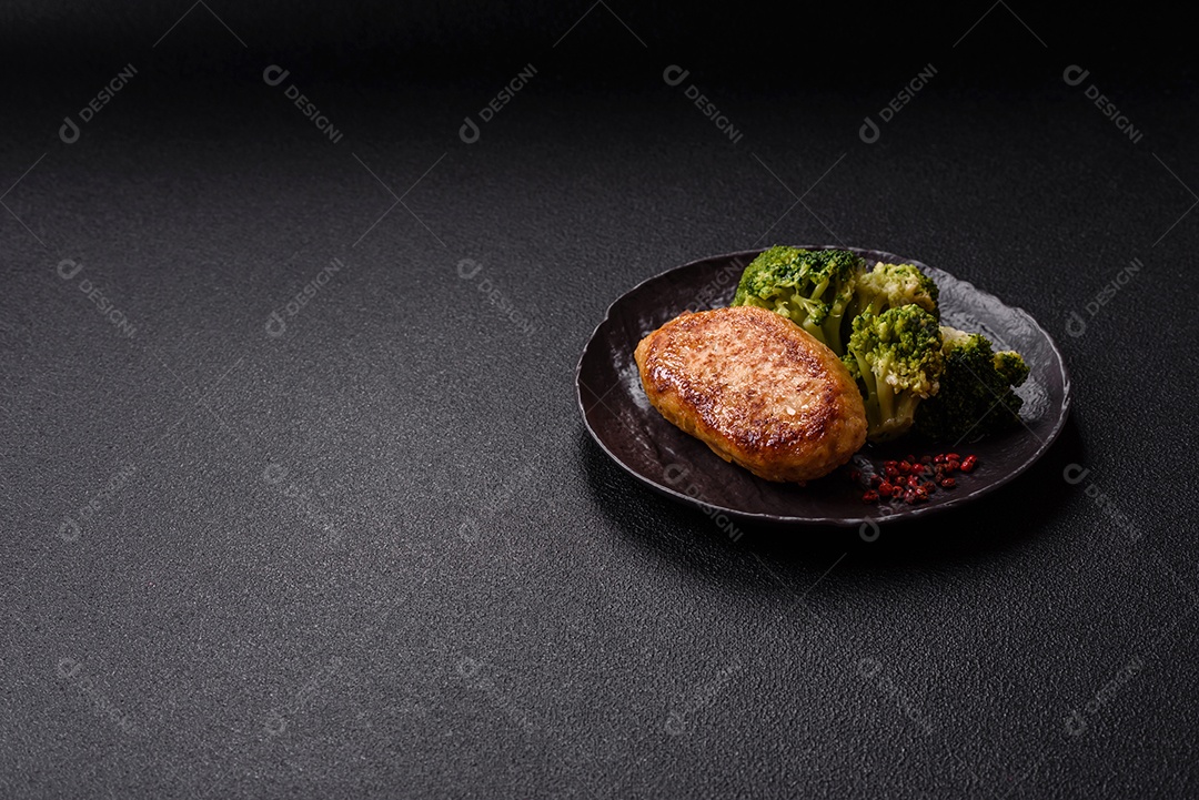 A imagem mostra brócolis cozidos em uma tigela, prontos para consumo. O brócolis é um vegetal popular e nutritivo