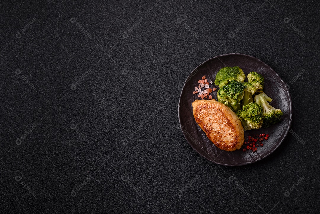 A imagem mostra brócolis cozidos em uma tigela, prontos para consumo. O brócolis é um vegetal popular e nutritivo