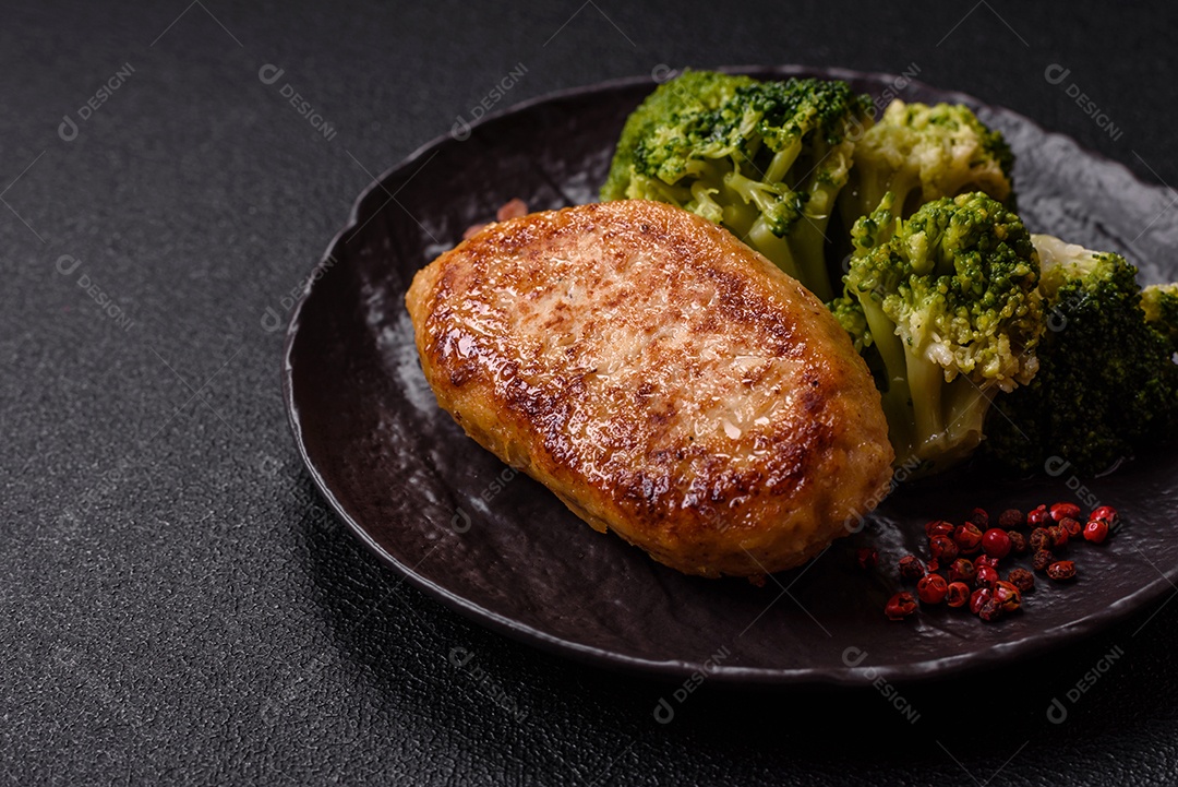 A imagem mostra brócolis cozidos em uma tigela, prontos para consumo. O brócolis é um vegetal popular e nutritivo