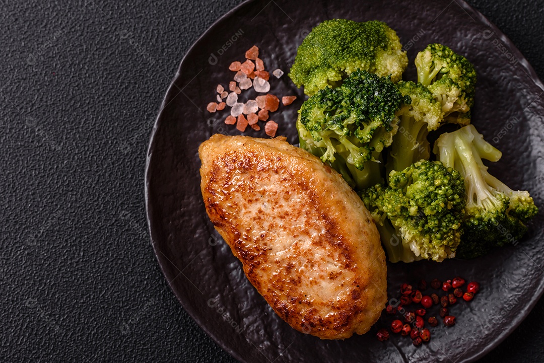 A imagem mostra brócolis cozidos em uma tigela, prontos para consumo. O brócolis é um vegetal popular e nutritivo