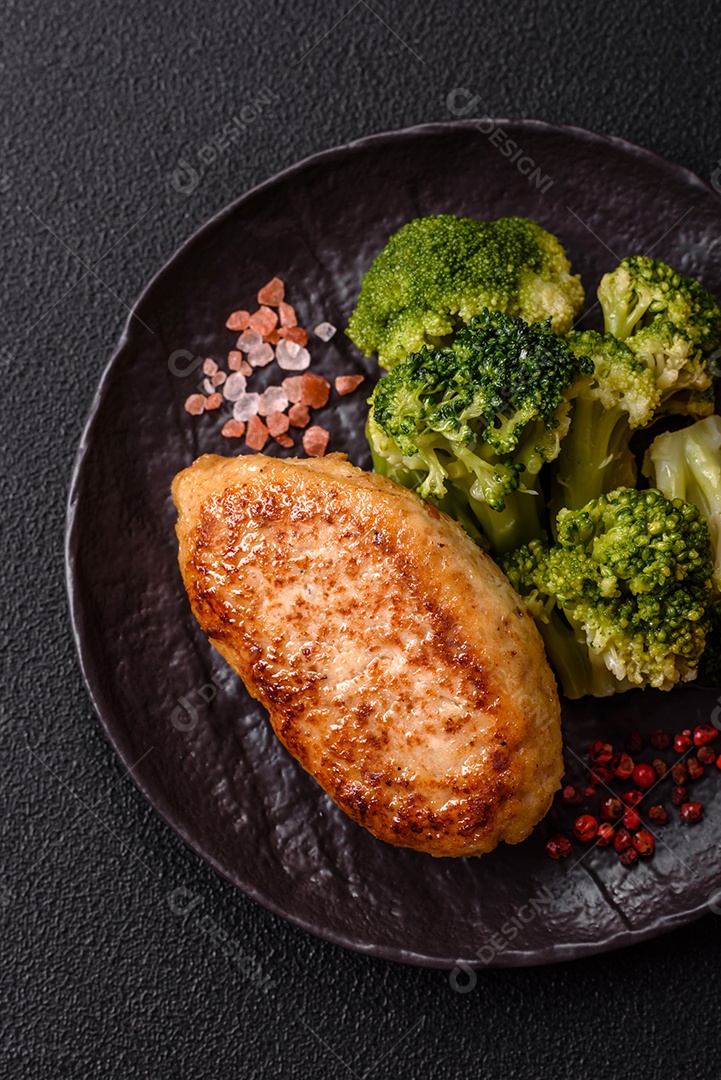 A imagem mostra brócolis cozidos em uma tigela, prontos para consumo. O brócolis é um vegetal popular e nutritivo