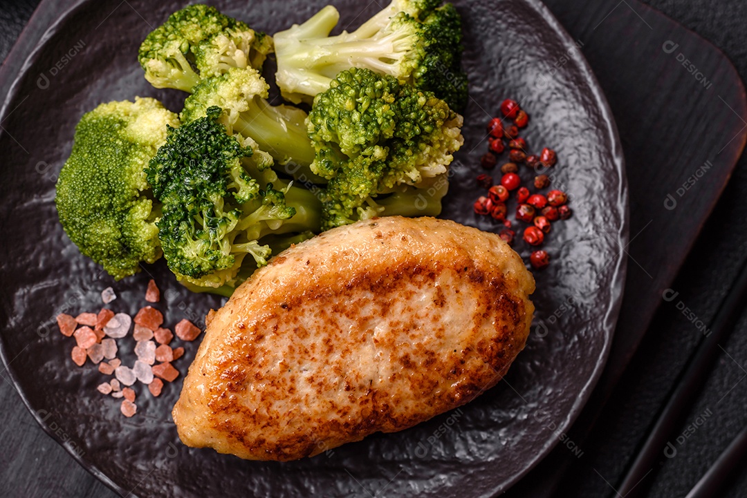 A imagem mostra brócolis cozidos em uma tigela, prontos para consumo. O brócolis é um vegetal popular e nutritivo