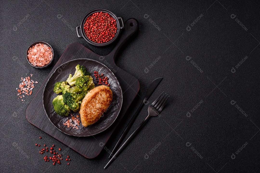 A imagem mostra brócolis cozidos em uma tigela, prontos para consumo. O brócolis é um vegetal popular e nutritivo