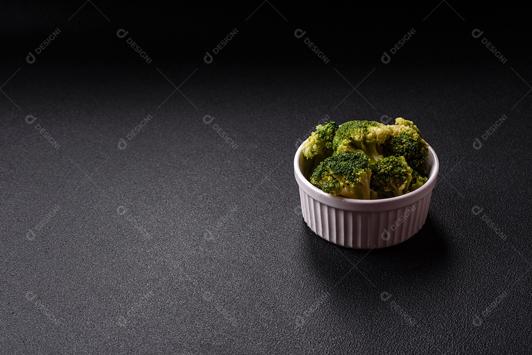 A imagem mostra brócolis cozidos em uma tigela, prontos para consumo. O brócolis é um vegetal popular e nutritivo