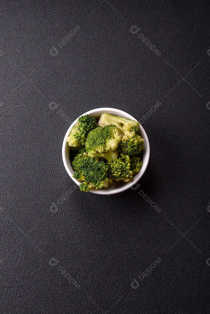 A imagem mostra brócolis cozidos em uma tigela, prontos para consumo. O brócolis é um vegetal popular e nutritivo