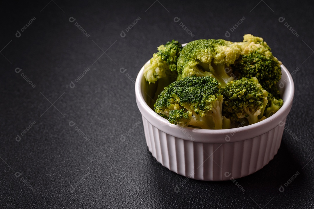 A imagem mostra brócolis cozidos em uma tigela, prontos para consumo. O brócolis é um vegetal popular e nutritivo
